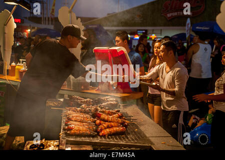 Acheter un couple de saucisses grillées à partir d'un fournisseur d'aliments de préparation rapide à l'Orange County Fait à Costa Mesa, CA. Banque D'Images