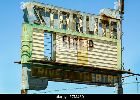 La détérioration d'un chapiteau fermé au drive-in cinéma dans la vallée centrale de la Californie. Banque D'Images