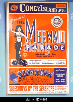 Une ancienne affiche dans un Coney Island, New York City boutique nouveauté se souvient de la Mermaid Parade annuelle dans le célèbre parc d'attractions. Banque D'Images