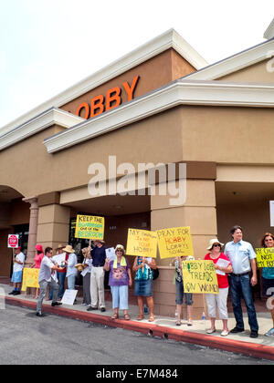 Des manifestants pro-choix un piquetage Hobby Lobby store à Laguna Niguel, CA, pour protester contre la politique anti-avortement. Banque D'Images