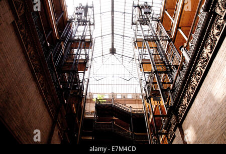 Le Bradbury Building à Los Angeles, vue jusqu'à lucarne dans l'atrium, 2014. Banque D'Images