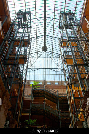 Le Bradbury Building à Los Angeles, vue jusqu'à lucarne dans l'atrium, 2014. Banque D'Images