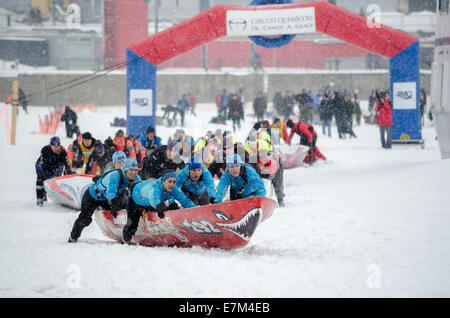 Montréal - le 23 février : George V équipe après le départ de la course à la Montréal Défi Canot à glace Banque D'Images