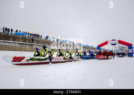 Montréal - le 23 février : les équipes Hommes élite après le départ de la course à la Montréal Défi Canot à glace sur le fleuve Saint-Laurent Banque D'Images