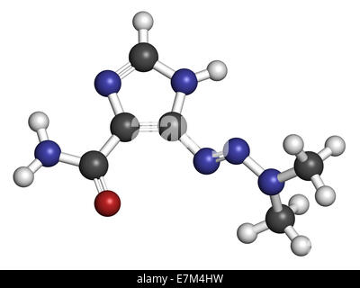 La Dacarbazine chimiothérapie du cancer molécule pharmaceutique. Les atomes sont représentés comme des sphères avec codage couleur classiques : l'hydrogène (blanc) Banque D'Images