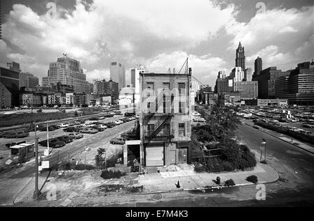 En prenant position contre la rénovation urbaine, l'entêtement propriétaire d'un seul bâtiment sur New York City's lower west side de Manhattan a refusé de faire place à une nouvelle construction en 1978. Remarque Woolworth Building en arrière-plan droit. Banque D'Images