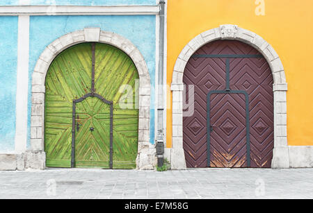 Vieilles portes en bois au palais de Buda à Budapest, Hongrie. Banque D'Images