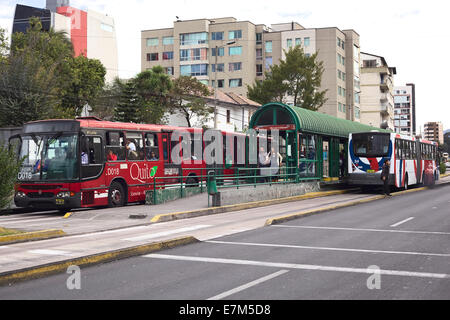 Les autobus de la ligne s'arrête à l'Ecovie Manuela Canizares arrêter sur 6 de Diciembre Avenue à Quito, Equateur Banque D'Images