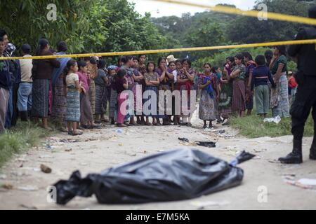 (140921) --SAN JUAN SACATEPEQUEZ, 21 septembre 2014 (Xinhua) -- Les résidants d'oeil sur le site où une série de violences ont eu lieu, à Los Pajoques village, San Juan Sacatepequez Municipalité, Sacatepequez, Guatemala, du ministère le 20 septembre 2014. Au moins six personnes sont mortes dans une communauté locale dans le département central, Sacatepequez, Guatemala, au cours d'une série de violences dans lequel quatre maisons bois et carton et sept véhicules ont été incendiés. (Xinhua/Luis Echeverria) (da) (FNC) Banque D'Images