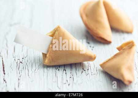 Le fortune cookie sur la table fissurée Banque D'Images