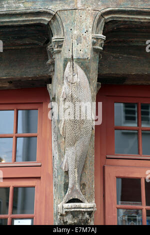 Support en bois sculpté dans du poisson à l'extérieur du bâtiment de poste (office de tourisme) dans la Rue de la Poisonnerie, Chartres, Eure et Loir, France Banque D'Images