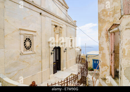 Eglise et vieille maison détail à Ano Syros, l'île de Syros, Cyclades, Grèce Banque D'Images