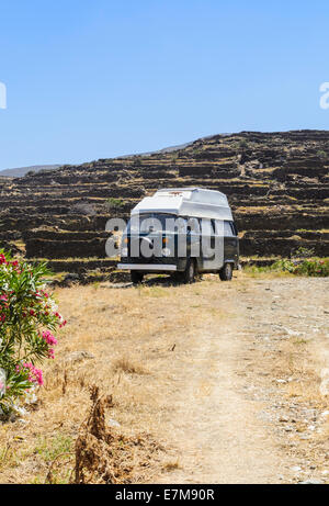 Une Volkswagen Type 2 Le camping-car dans le village de Pyrgos, l'ile de Tinos, Cyclades, Grèce Banque D'Images