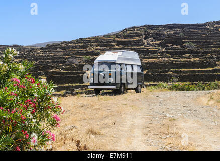 Une Volkswagen Type 2 Le camping-car dans le village de Pyrgos, l'ile de Tinos, Cyclades, Grèce Banque D'Images