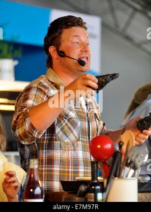 Démonstration de cuisine de Jamie Oliver dans la grande cuisine au big feastival tenue à Alex James ? Ferme près de Kingham Oxfordshire, 01/09/20122 Banque D'Images