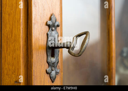 Libre d'une vieille serrure avec clé sur une porte antique en bois Banque D'Images