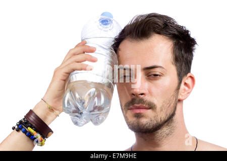 Homme tenant une bouteille d'eau sur le visage isolé sur fond blanc Banque D'Images