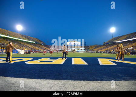 Morgantown, West Virginia, USA. Sep 20, 2014. Le WVU Cheerleaders effectuer avant la conférence Big 12 match de football joué à Mountaineer Field de Morgantown, WV. Les Sooners battre les alpinistes 45-33. Credit : Ken Inness/ZUMA/Alamy Fil Live News Banque D'Images