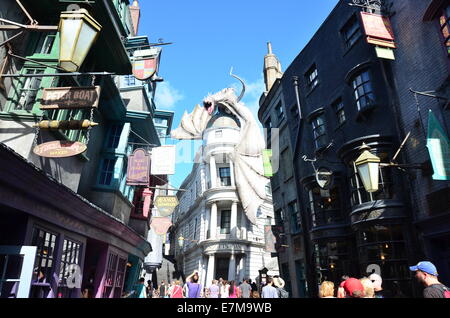 Dragon sur le haut de la banque Gringotts dans le chemin de traverse au monde magique de Harry Potter l'expansion, Universal Studios, Orlando Banque D'Images