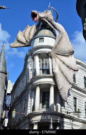 Dragon sur le haut de la banque Gringotts dans le chemin de traverse au monde magique de Harry Potter, d'extension, Universal Studios Orlando. Banque D'Images