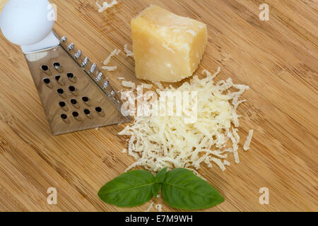 Le Parmesan râpé sur fond de bois Banque D'Images