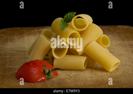 Paccheri pâtes à la tomate sur fond de bois Banque D'Images