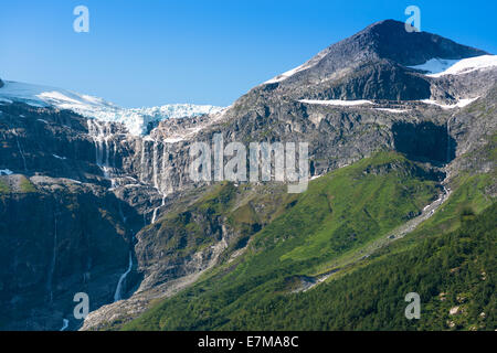 La fonte des glaciers vus de près de Lac Oldevatnet Olden, off fjord, la Norvège. Banque D'Images