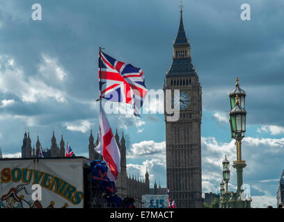 L'Union Jack et du drapeau de St George Vol au-dessus d'un étal de souvenirs sur le pont de Westminster. Les chambres du Parlement dans l'arrière-plan Banque D'Images