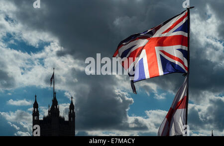 L'Union Jack et du drapeau de St George Vol au-dessus d'un étal de souvenirs sur le pont de Westminster. Les chambres du Parlement dans l'arrière-plan Banque D'Images
