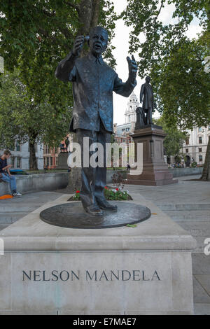 Statue de Nelson Mandela à la place du Parlement, Londres, Royaume-Uni Banque D'Images