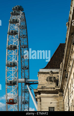 Détails de l'Oeil de Londres avec un ciel bleu profond Banque D'Images