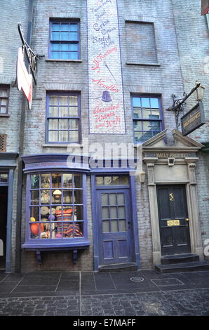 Boutique de laine dans le chemin de traverse au monde magique de Harry Potter l'expansion, à Universal Studios, Orlando, Floride, USA. Banque D'Images