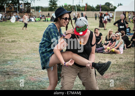 Les festivaliers s'amuser au Festival Brownstock dans l'Essex. Banque D'Images