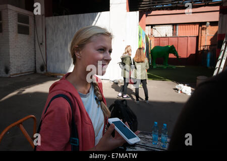 Moscou, Russie. Samedi, Septembre 20th, 2014. Street art festival 2014 Artside continue à Moscou. Les murs ternes de vieux bâtiments de l'ancienne usine de confiserie Octobre rouge se tournent vers le street art gallery. L'usine a déménagé à un autre endroit, l'ancien site industriel dans le centre historique de Moscou a été convertie en zone de loisirs et d'affaires. Le festival se poursuit. Victoria, l'serait le journalisme, entrevues Oleg - l'un des promoteurs du festival. Crédit : Alex's Pictures/Alamy Live News Banque D'Images