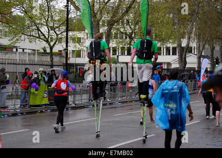 Deux personnes sur pilotis au Marathon de Londres 2012 Banque D'Images