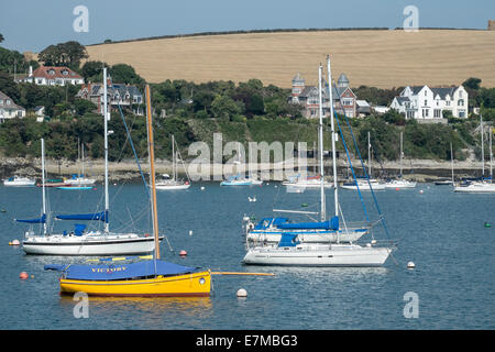 Voiliers amarrés dans Carrick Roads à Falmouth. Banque D'Images