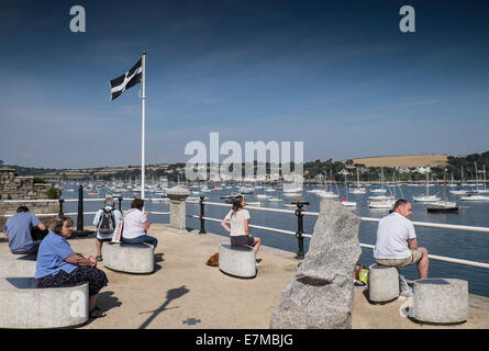 Les vacanciers détente sur la St Nazaire Mémorial sur le Prince de Galles Pier à Falmouth. Banque D'Images