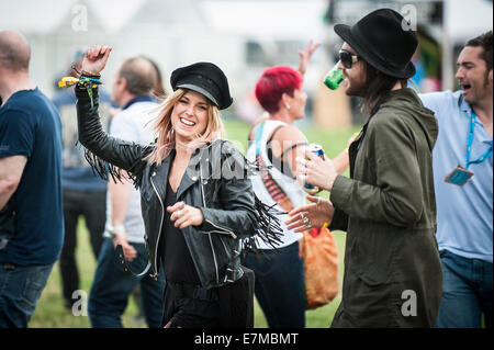 Les festivaliers dans une danse au Festival Brownstock dans l'Essex. Banque D'Images