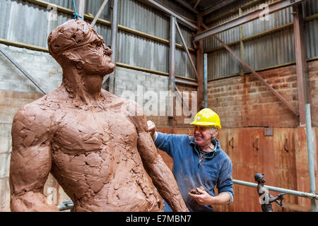 Colin Caffell, un sculpteur travaillant sur l'exploitation minière de l'étain sculpture son mémorial. Banque D'Images