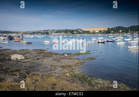 Bateaux amarrés dans Carrick Roads à Falmouth en Cornouailles. Banque D'Images