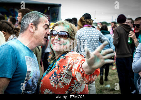 Les festivaliers s'amuser au Festival Brownstock dans l'Essex. Banque D'Images