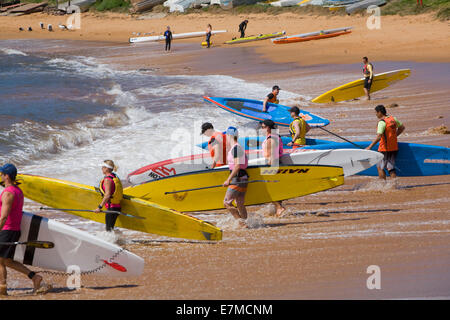 Sydney, Australie. Sep 21, 2014. Reef reef2a 10km de long reef ocean paddle à Newport Beach, les participants peuvent utiliser paddleboards,kayaks de mer et tangons. L'événement est organisé par l'Académie de Course Surf Kinghorn de Newport. Crédit : martin berry/Alamy Live News Banque D'Images