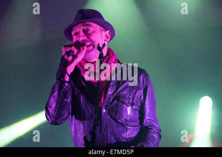 Tommaso Cerasuolo chanteur de Perturbazione, un groupe de rock italien, concert live sur la scène de 'Ritmika 2014 Festival gratuit', à Turin. Banque D'Images