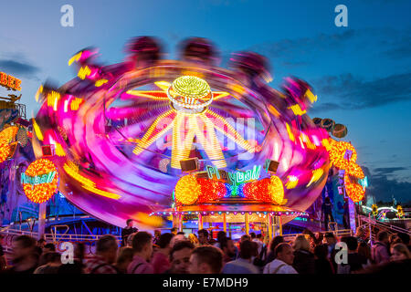 Munich, Allemagne. Sep 20, 2014. Les visiteurs utilisent un champ de foire ride à la 181e Oktoberfest de Munich (Bavière), Allemagne, 20 septembre 2014. La fête de la bière annuelle se déroule du 20 septembre au 05 octobre. Dpa : Crédit photo alliance/Alamy Live News Banque D'Images