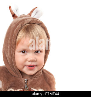 Portrait of smiling Caucasian baby girl en costume d'ours isolated on white Banque D'Images