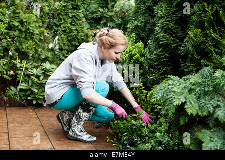 Jeune femme sur le patio de jardinage Banque D'Images