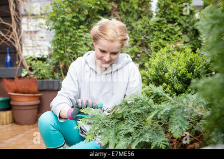 Jeune femme sur le patio de jardinage Banque D'Images