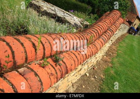 Il y a tellement de façons d'un mur de jardin peut être construit et tant de différents blocs, briques et pierres qui peuvent être utilisés. Banque D'Images