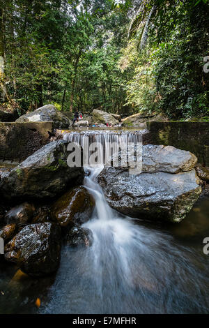Cours d'eau au parc de loisirs de Ranchang Serian Malaisie Sarawak District Banque D'Images