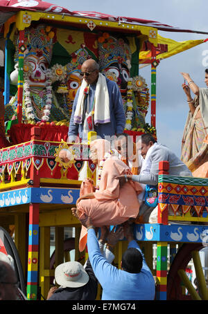 Hove, Brighton, Sussex, UK. 21 septembre 2014. Des centaines de partisans d'Hare Krishna prendre part à l'assemblée annuelle du Festival Parade de chars le long Rathayatra Hove front Rathayatra est un festival pour le Seigneur Krishna et ses dévots. Son un événement spirituel extraordinaire qui vient de Catherine Berdonneau Puri sur la côte est de l'Inde et remonte à plus de 2 000 ans. Tout le monde chante le maha-Mantra Hare Krishna et danses en extase comme Krishna dans sa forme d'Aline est tirée le long sur un énorme panier en bois de la Statue de la paix sur le front de Hove et dos encore Crédit : Simon Dack/Alamy Live News Banque D'Images